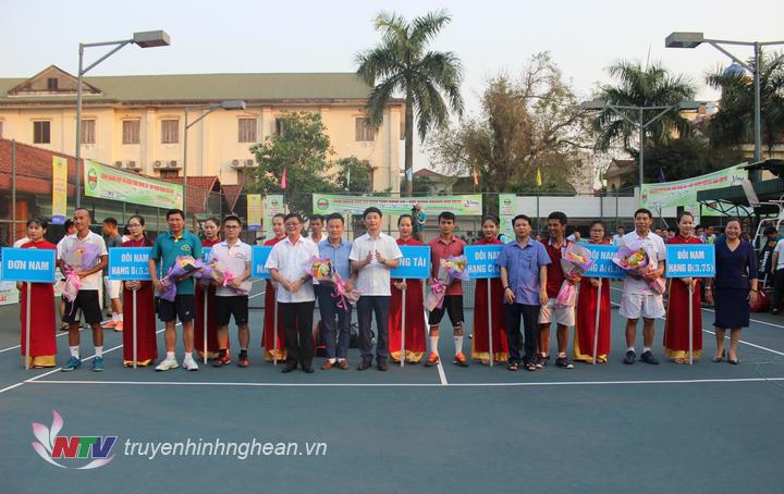 Gần 220 VĐV tham gia giải Quần vợt vô địch tỉnh Nghệ An 2019 – Cup Vicem Hoàng Mai